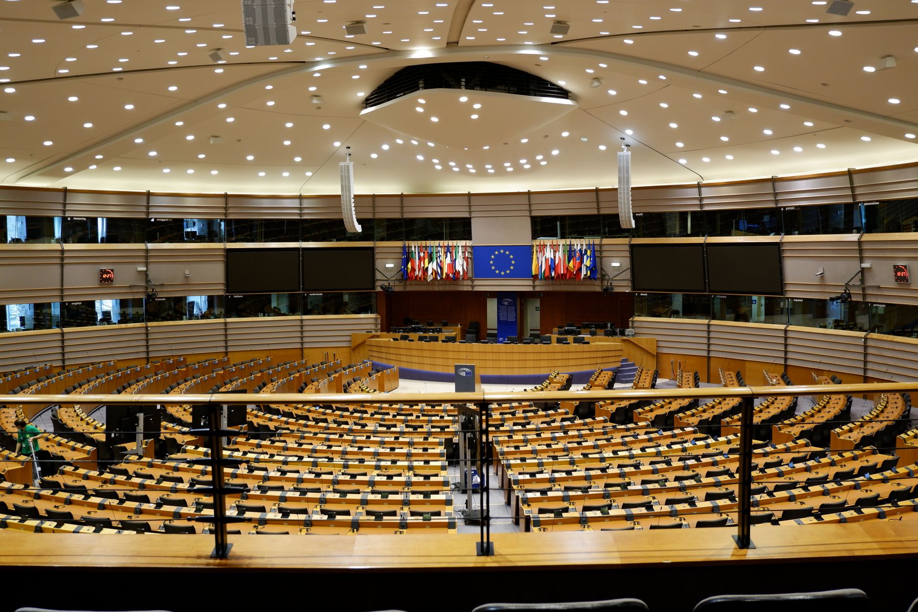 Hémicycle de l'Assemblée nationale vue en plongée, sièges bleus vides